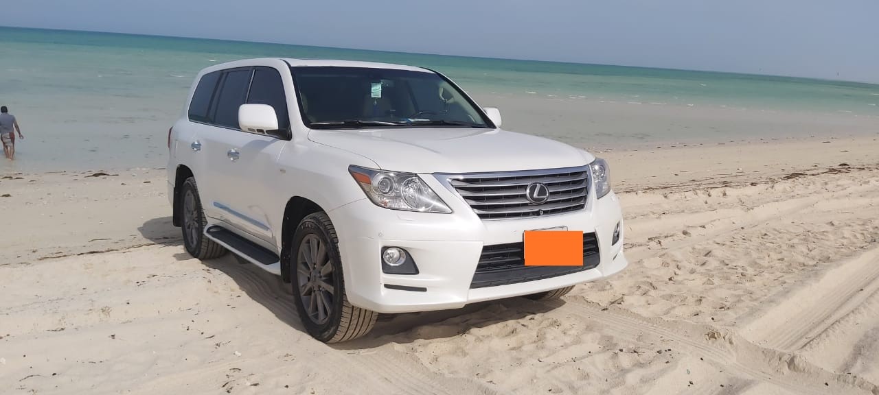 LUXURY AND SUPER CONDITION LEXUS LX 570 FOR URGENT SALE-Madinat Khalifa South Qatar