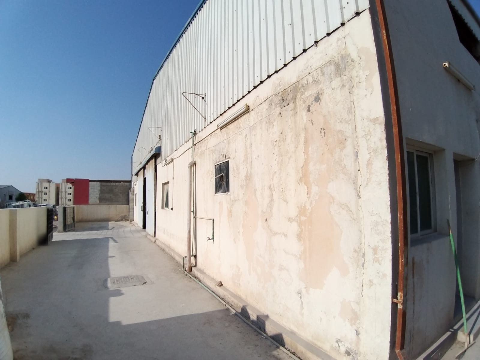 FOR RENT LARGE WAREHOUSE, EXCELLENT LOCATION-	New Industrial Area Qatar