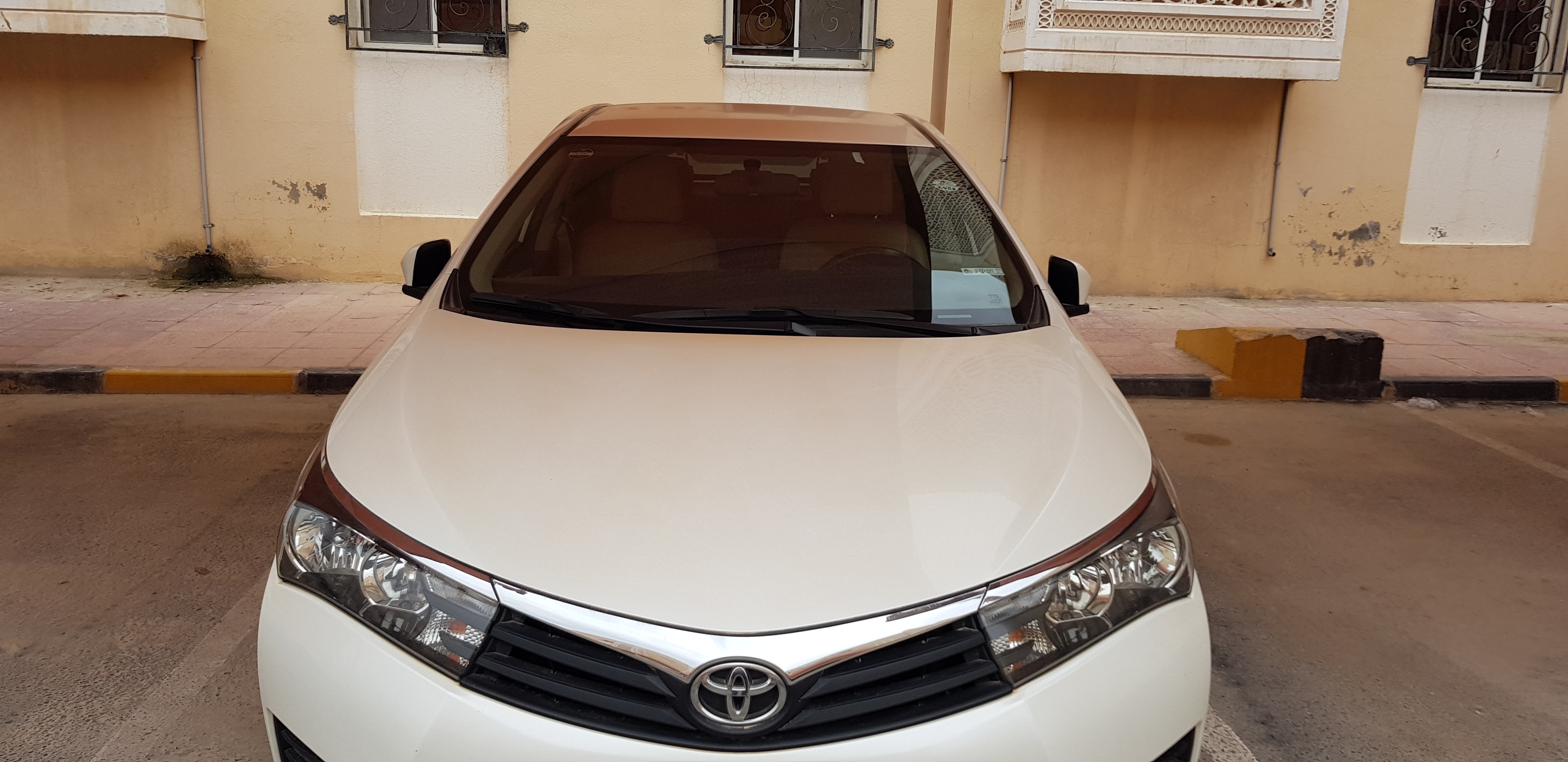 2015 Model TOYATO COROLLA for urgent sale -Al Wukair Qatar